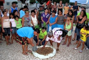 Comunidade plantando umbuzeiro na praça - Foto:COOPERCUC